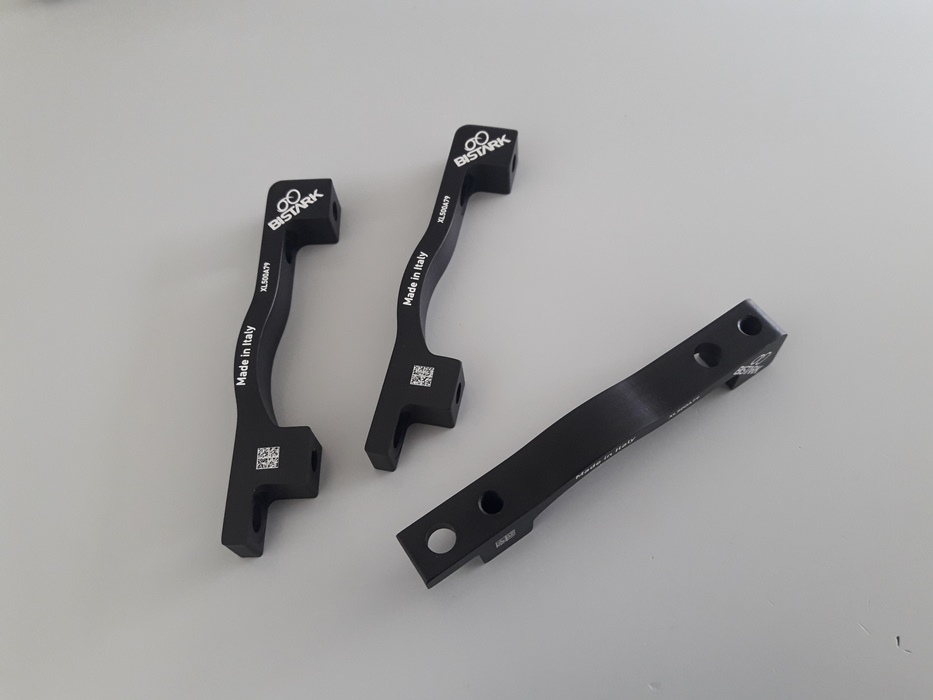XL500A79 - Caliper Adapter Black Post Mount - Post Mount 160 mm - 203 mm