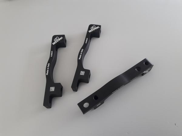 XL500A79 - Caliper Adapter Black Post Mount - Post Mount 160 mm - 203 mm